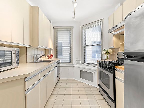 4th image of 140 E 81st St APT 10C