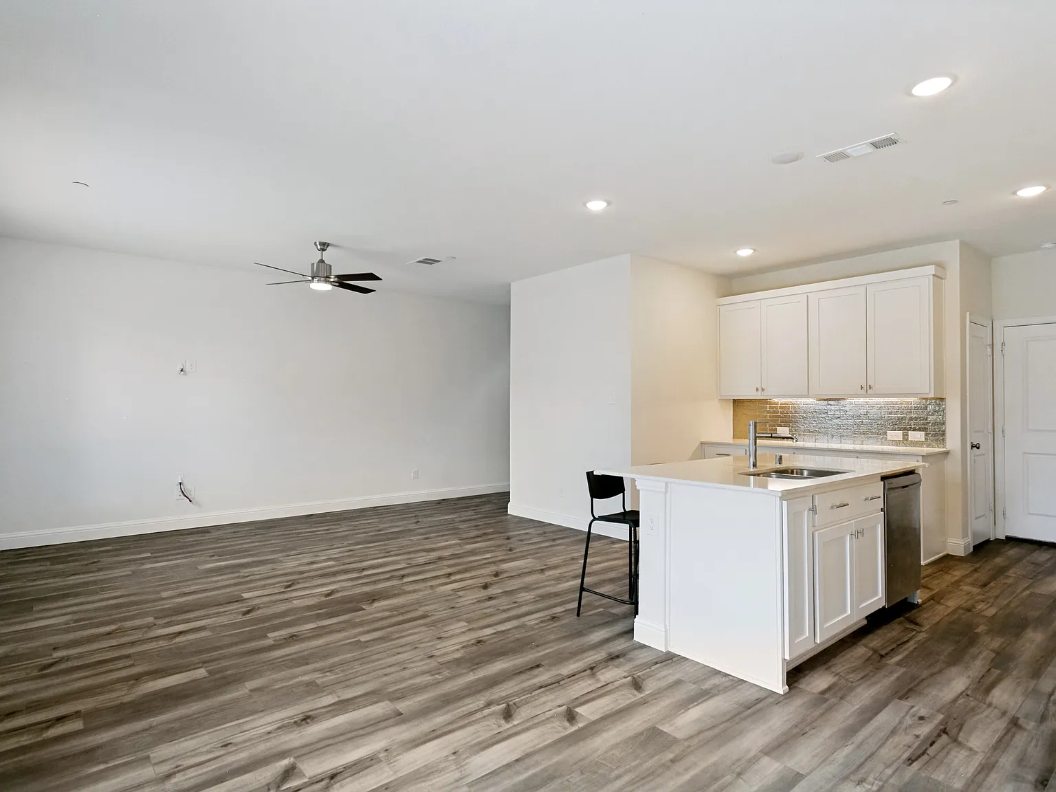 3 bed, 2.5 bath, 1660 sqft, $2,800 — Photo 4