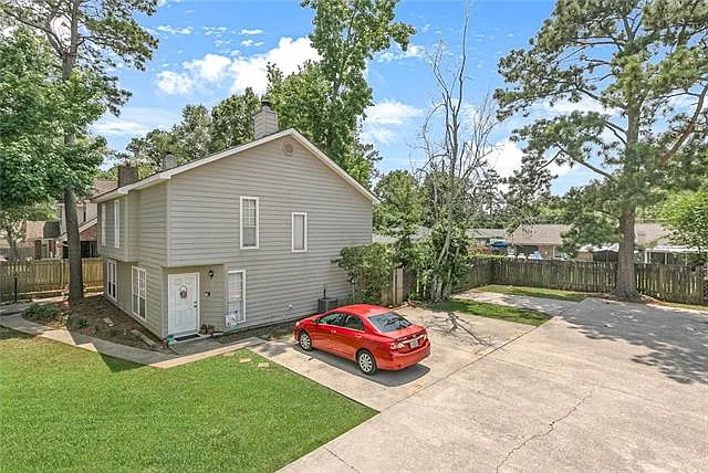 Photo 2 of 12 - 740 Heavens Dr #10 - Mandeville, LA Building Photo - 740 Heavens Dr #10