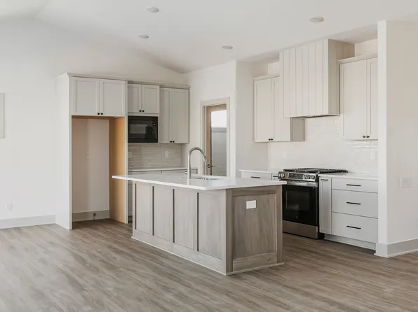 205 E Bridge Rd, Polk City, IA 50226