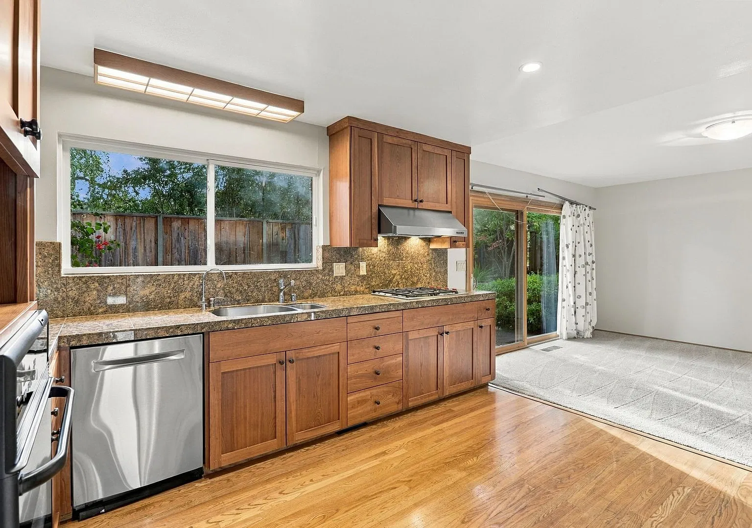 Beautiful 4-Bedroom 2.5 Bathroom Barron Park Home — Photo 3