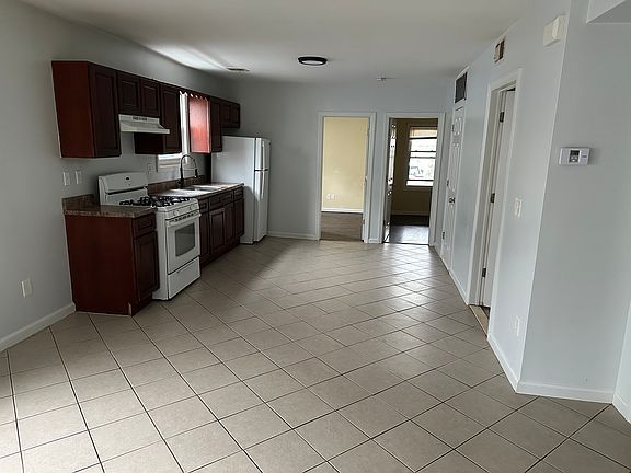 3rd image of 299 N 10th St Floor 1