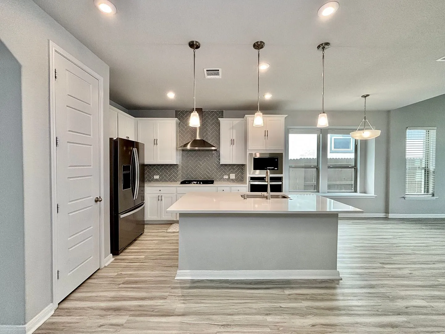 Spacious 4 bedroom home in Stillwater Ranch — Photo 2