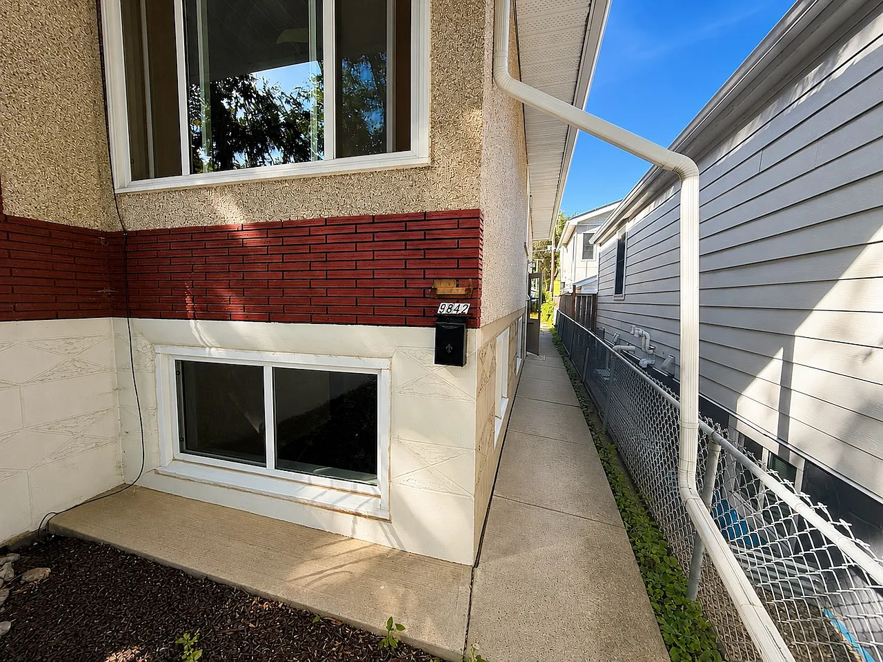 2 Bedroom Suite Strathcona Edmonton — Photo 2
