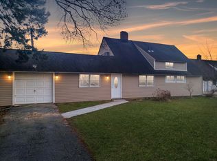 127 Duckpond Dr N, Wantagh, NY 11793