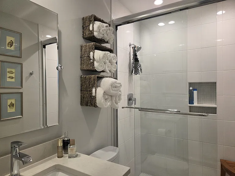 Main bathroom 01