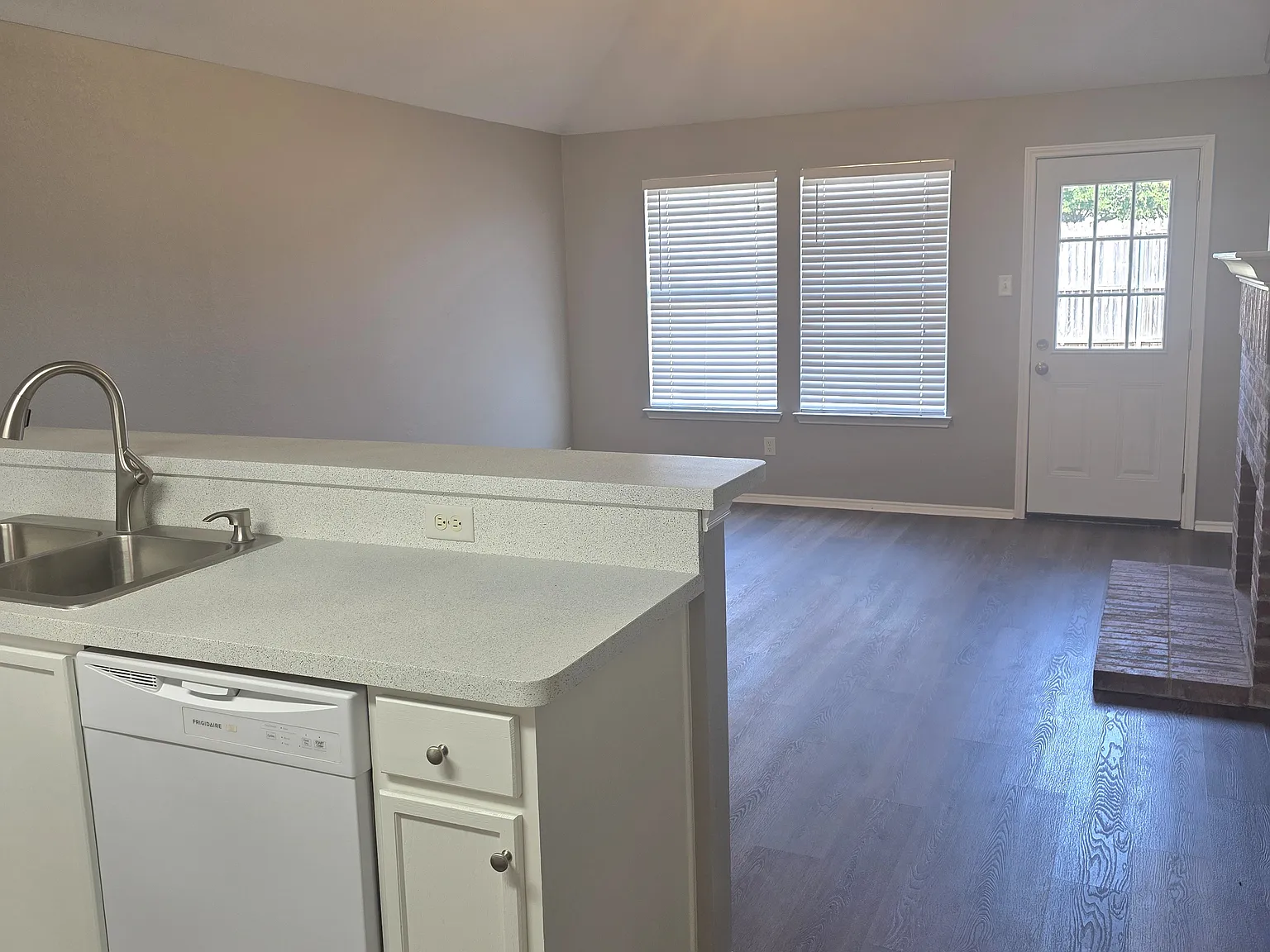 3 bed, 1385 sqft, $1,995 — Photo 3