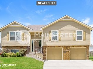 1424 N 9th St E, Louisburg, KS 66053