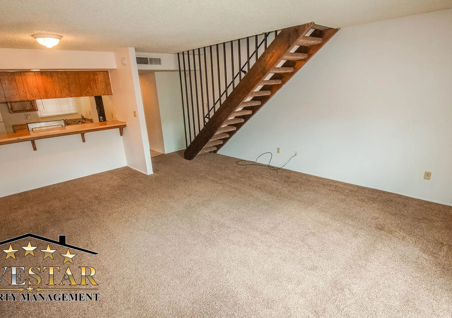 201 Jardin Ct — Photo 3