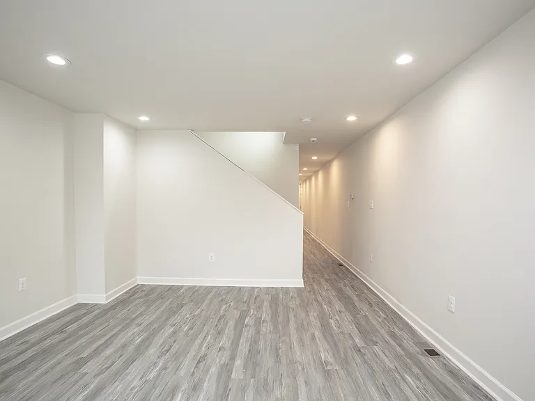 719 E 20th St — Photo 27