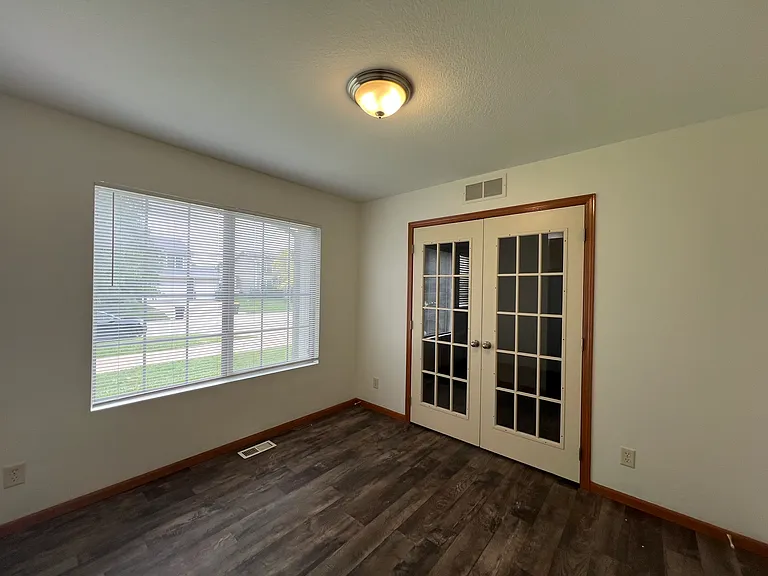 480 SE Waco Pl — Photo 7