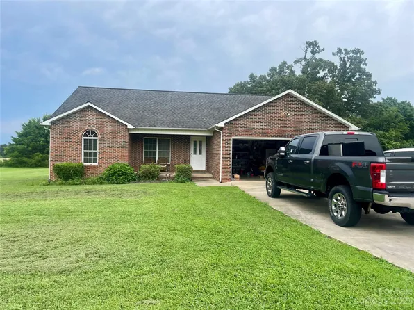 8289 Madison Ln, Hickory, NC 28602
