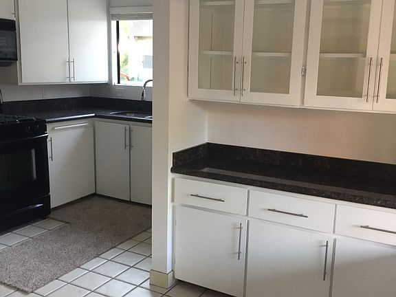 Kitchen dining area built in