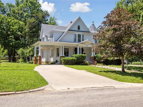 103 S 8th St, Fredonia, KS 66736