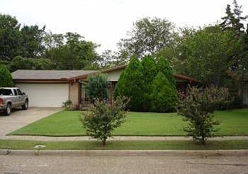 2nd image of 924 Wedgewood Way