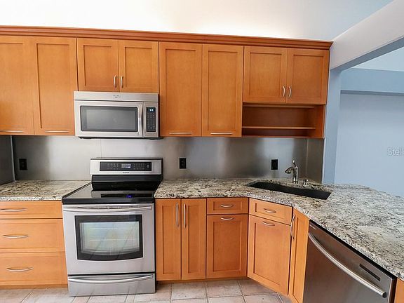 4th image of 10425 La Mirage Ct #202