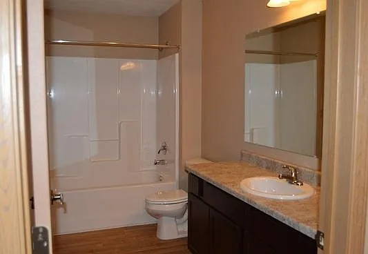 Yankton Heights Apartments — Photo 9