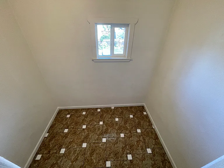 682 W Macarthur Blvd — Photo 20