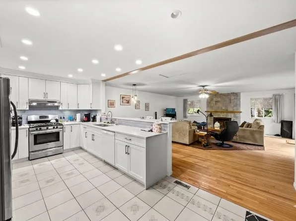 19607 Somerset Dr, Pitt Meadows, BC V3Y 2L4