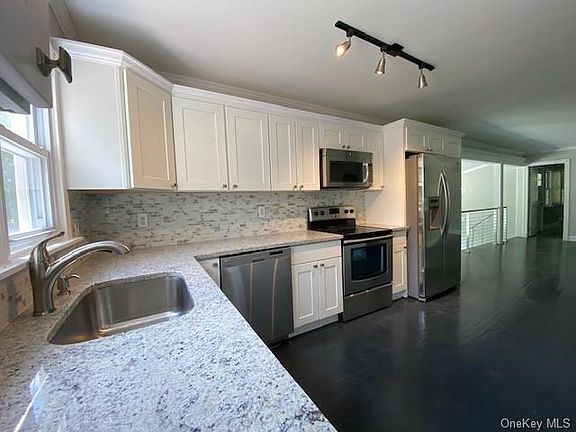 4th image of 140 Fries Ln