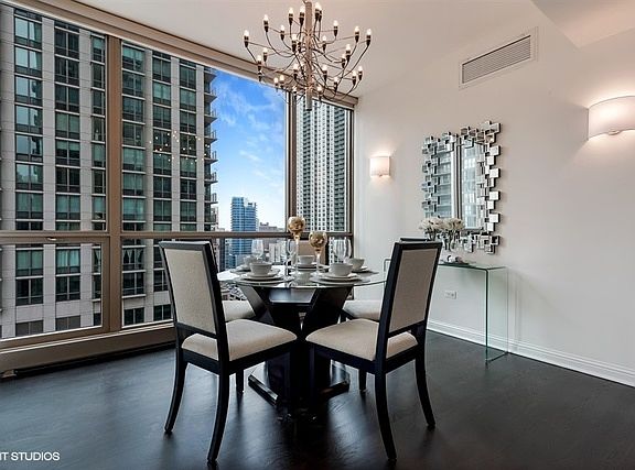4th image of 21 E Huron St APT 1602