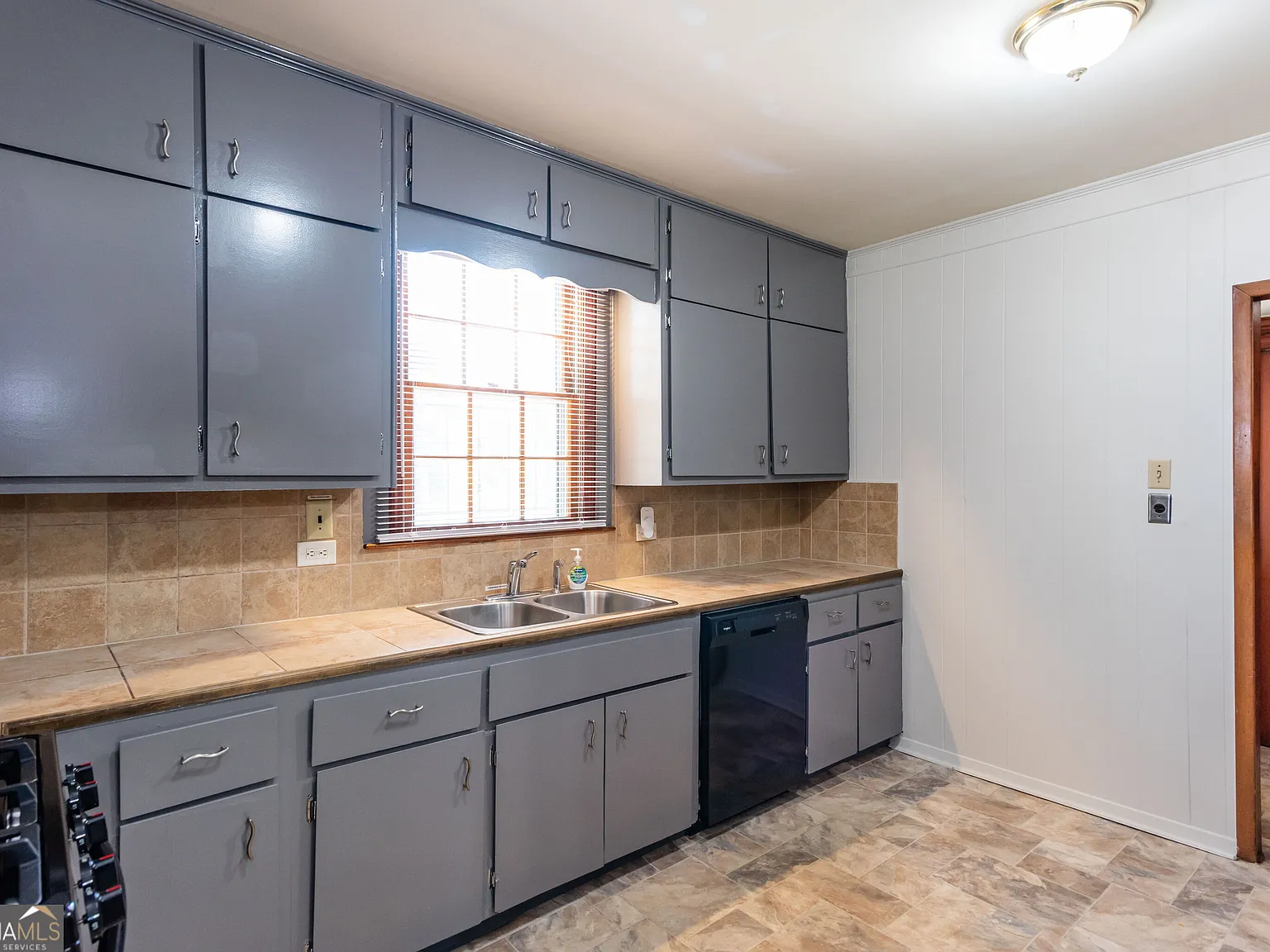 3 bed, 1.0 bath, 1470 sqft, $1,800 — Photo 3