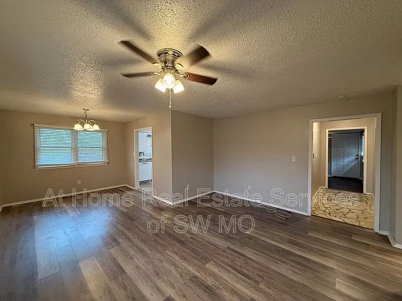 3 bed, 2.0 bath, 1438 sqft, $1,380 — Photo 4