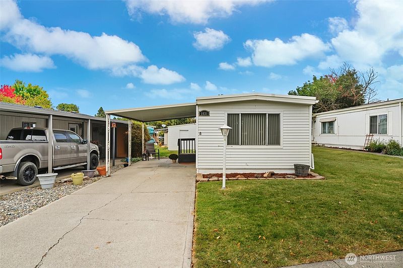 2nd image of 1031 SE Scenic View Drive