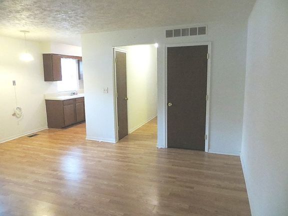 3rd image of 137 Village Ct