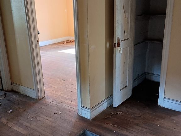 4th image of 1113 Pike Rd