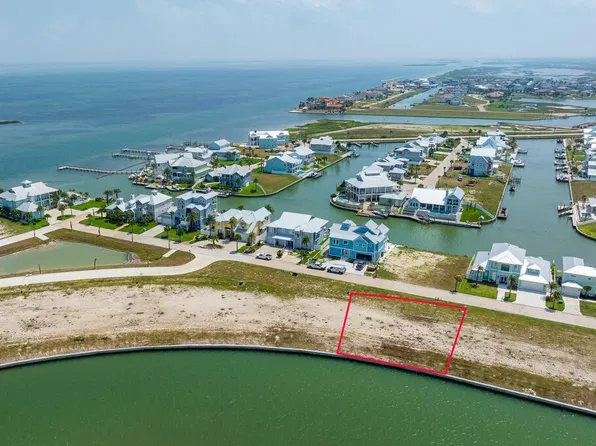 1030 N Isle Dr, Rockport, TX 78382