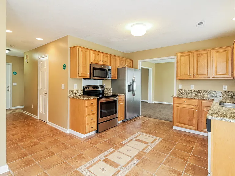 2424 Glen Laurel Dr — Photo 6