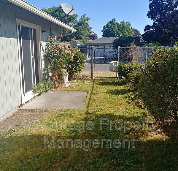 1708 Del Rio Ave SE — Photo 3