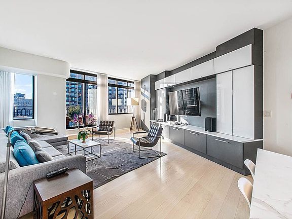 3rd image of 155 W 70th St #Ph3d