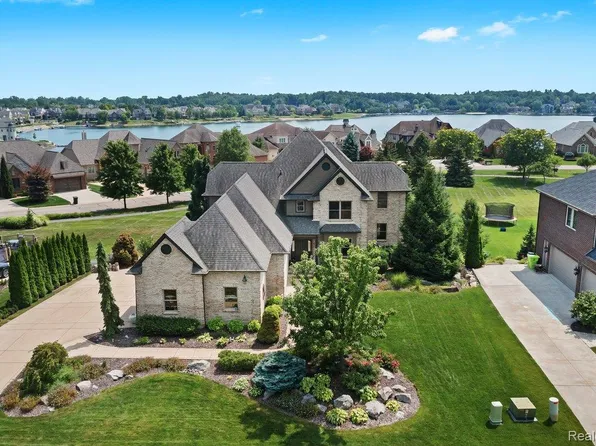 10511 Stoney Point Dr, South Lyon, MI 48178
