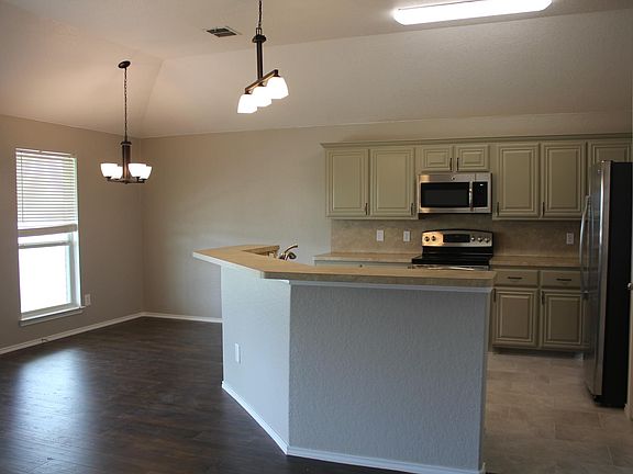 4th image of 1602 Paint Brush Dr