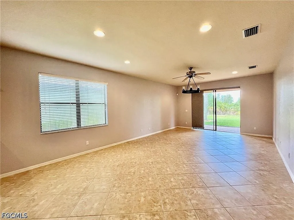 3 bed, 2.0 bath, 2110 sqft, $2,400 — Photo 4