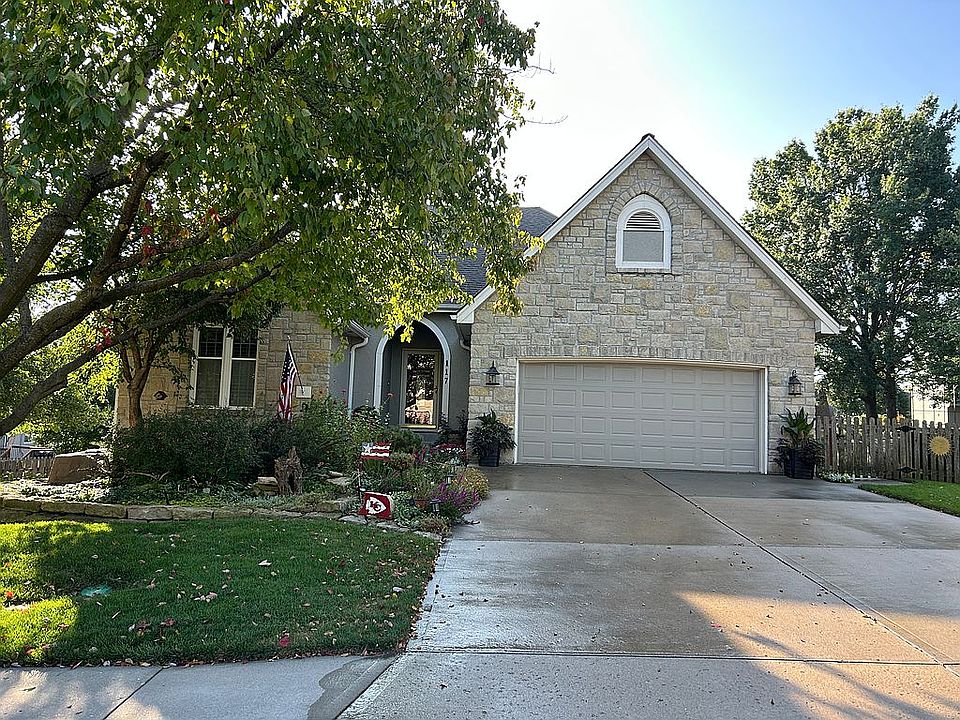1st image of 117 SE Somerset Dr