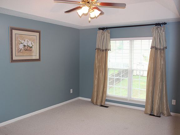 Master Bedroom (Upstairs)