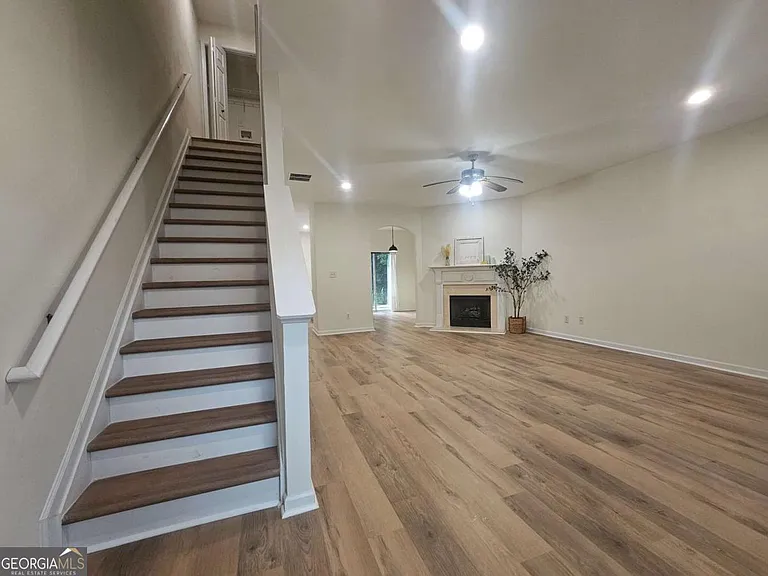 619 Kenridge Way — Photo 3