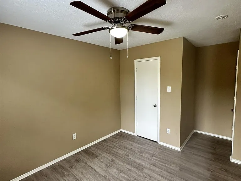 6910 Bayou Crest Dr — Photo 16