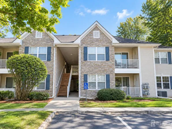 804 Wedgewood Cir #818, Belford, NJ 07718