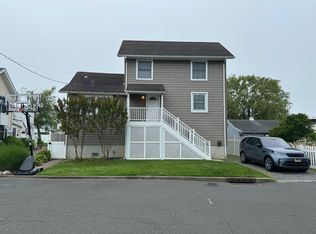 16 Cook St, Monmouth Beach, NJ 07750