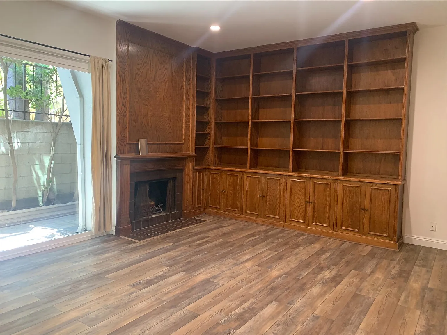 10933 Wellworth Ave — Photo 2