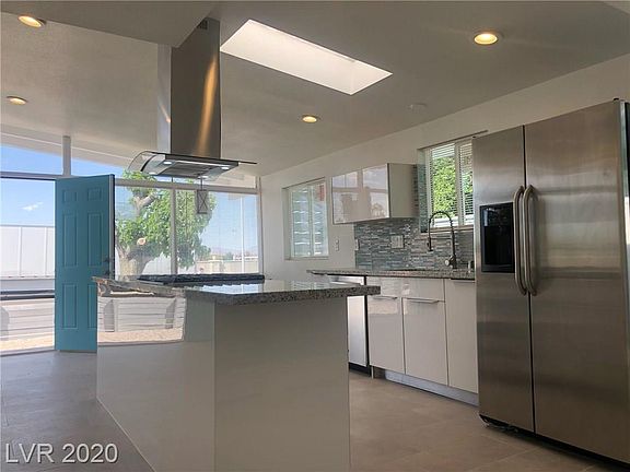 5th image of 2304 E Oakey Blvd