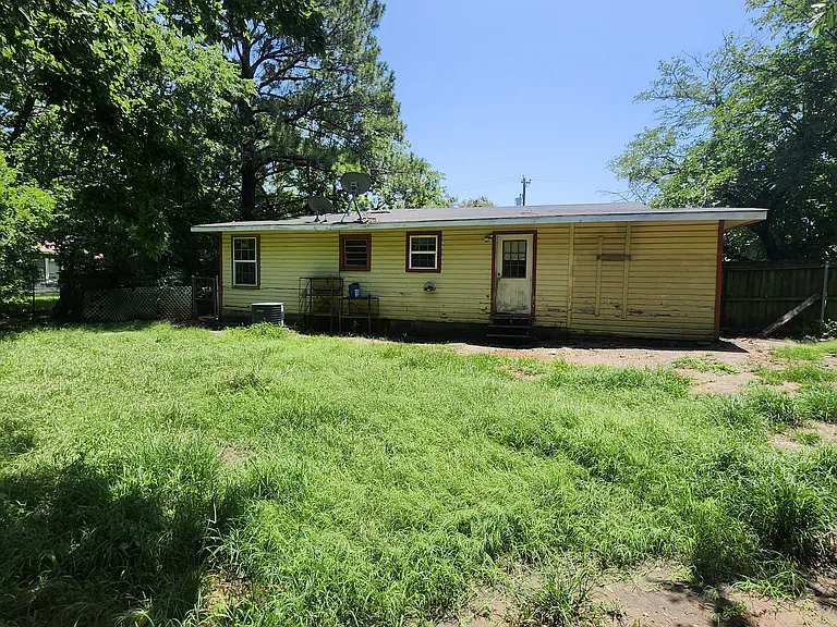 408 E Division St — Photo 14