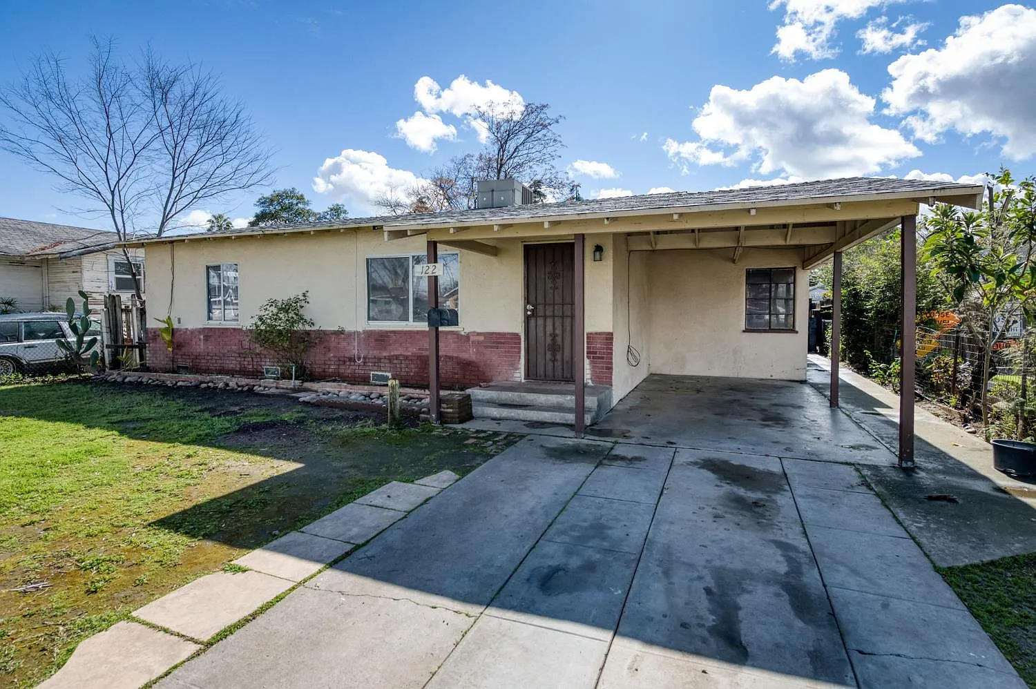122 E Eden Ave photo 1