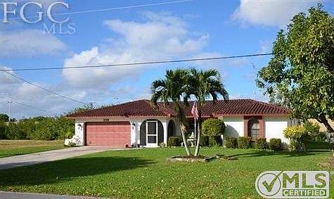 Beautifully manicured front yard.