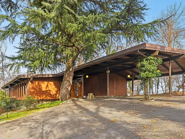 131 Oakside Dr, Smithtown, NY 11787