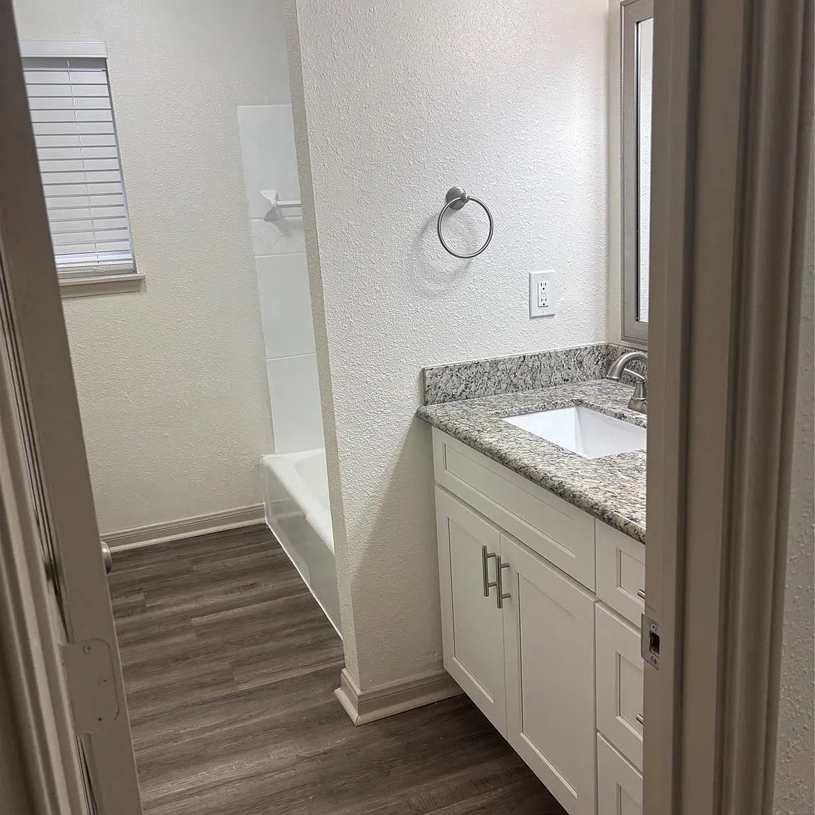 4 bed, 2.0 bath, 2002 sqft, $2,050 — Photo 3